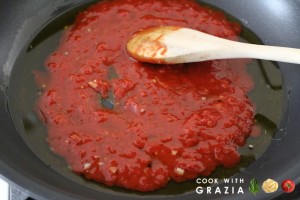 cooking tomato sauce